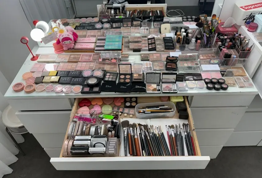 Ruang makeup dengan lampu dan kosmetik