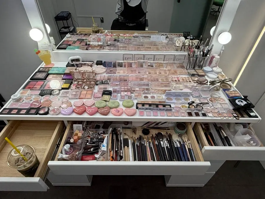 Area makeup dengan beragam kosmetik