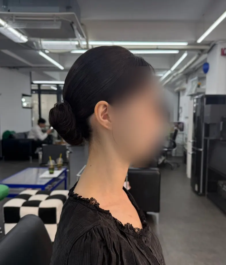 Proses styling low bun tanpa baby hair