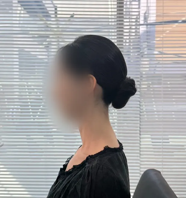 Proses styling rambut low bun untuk hari pernikahan