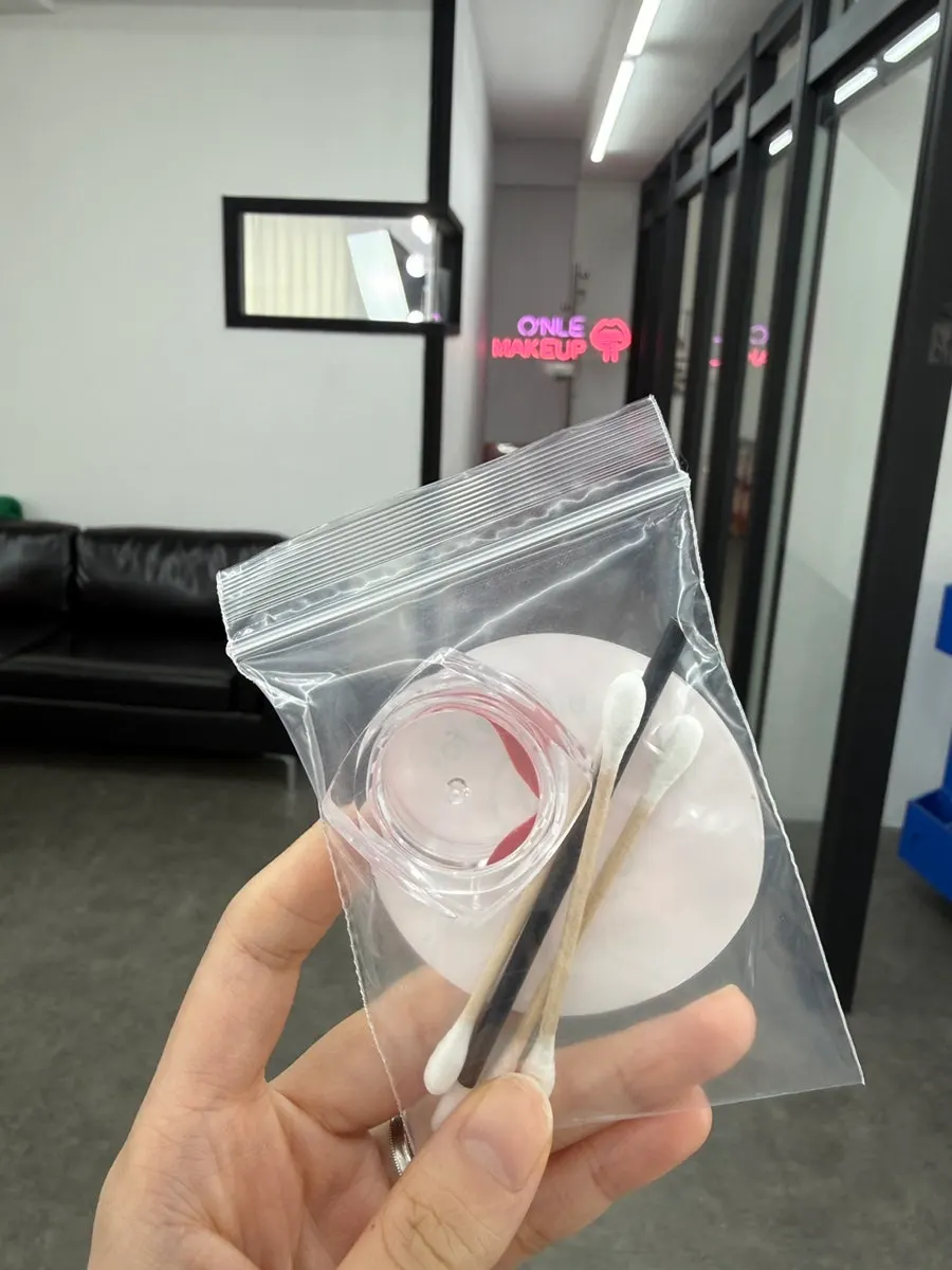 Lip dan cotton bud untuk touch-up