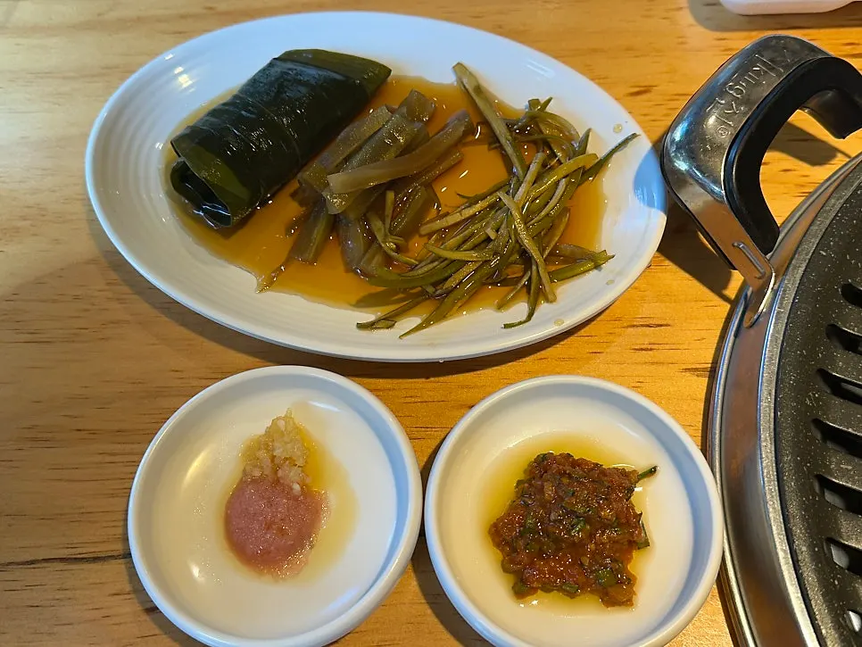 Acompañamientos de myeongi-namul y gungchae encurtido