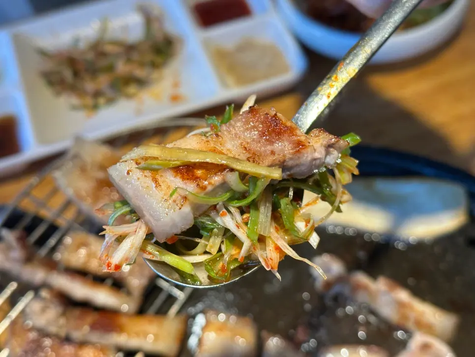 Trozo de sogeum-ogyeopsal bien dorado