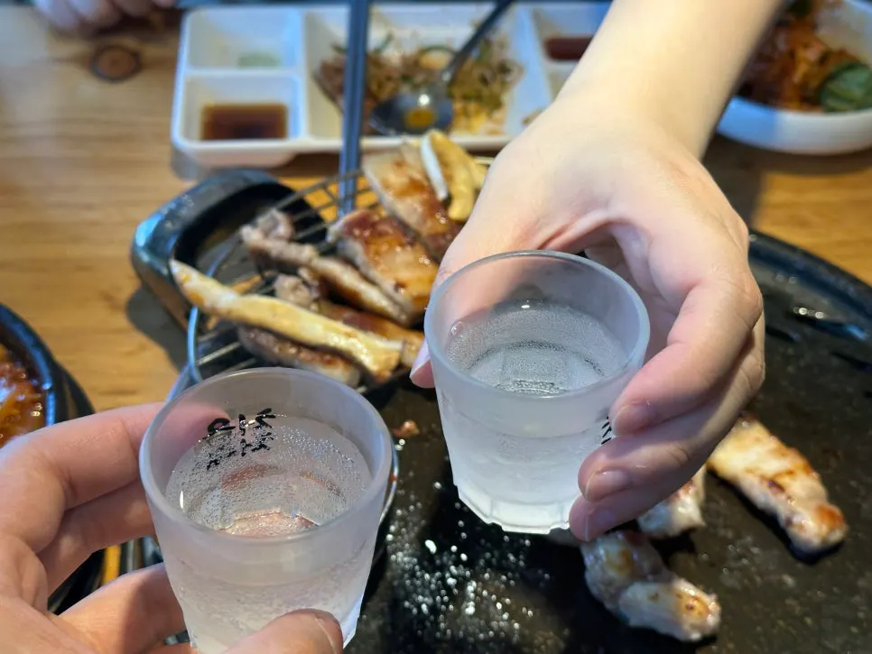 Botella de cheongha acompañando el ogyeopsal