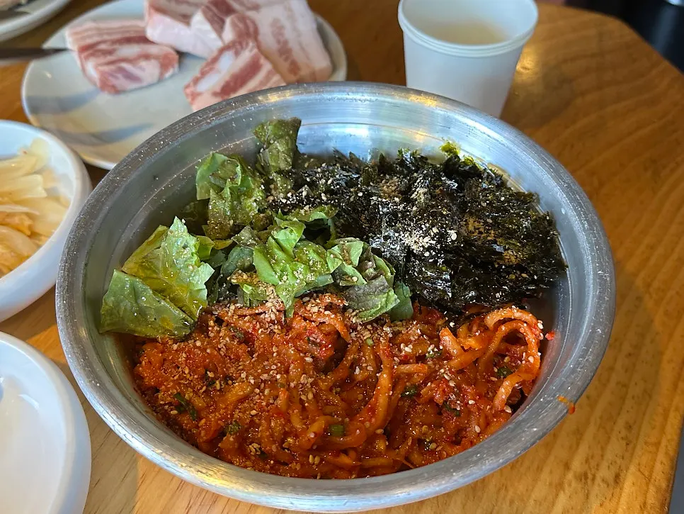 Musaengchae daegeopbap servido en un bol grande