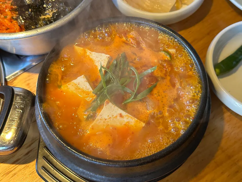 Mesa con musaengchae daegeopbap y chondwaeji kimchi jjigae