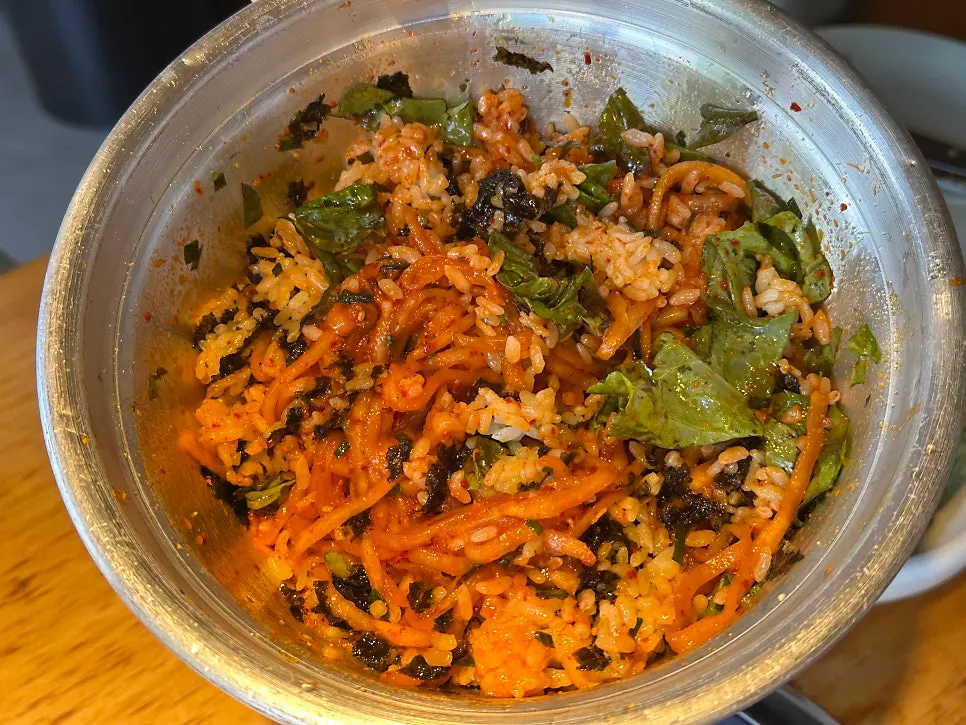 Musaengchae generoso sobre el arroz