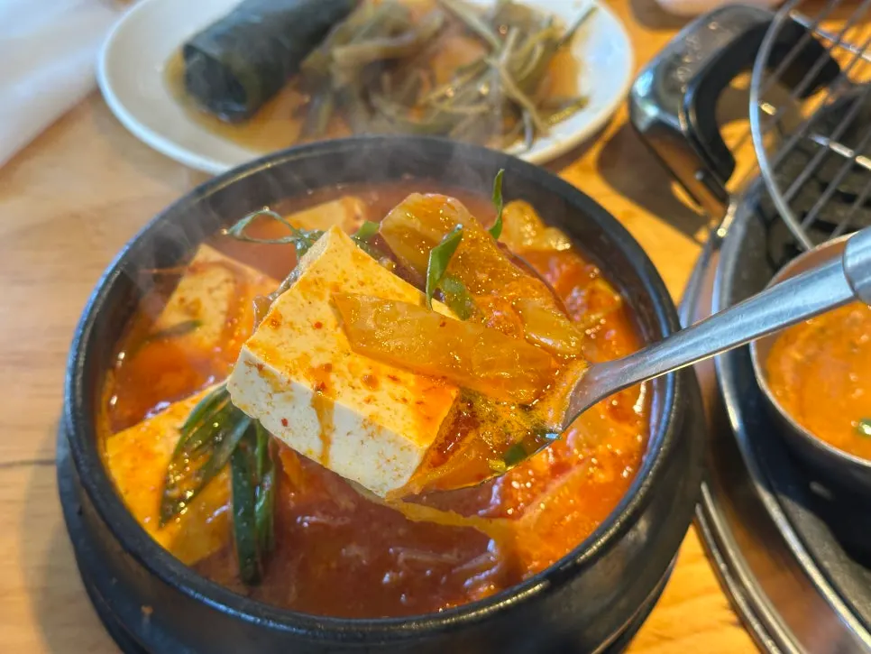 Chondwaeji kimchi jjigae burbujeando en olla de barro