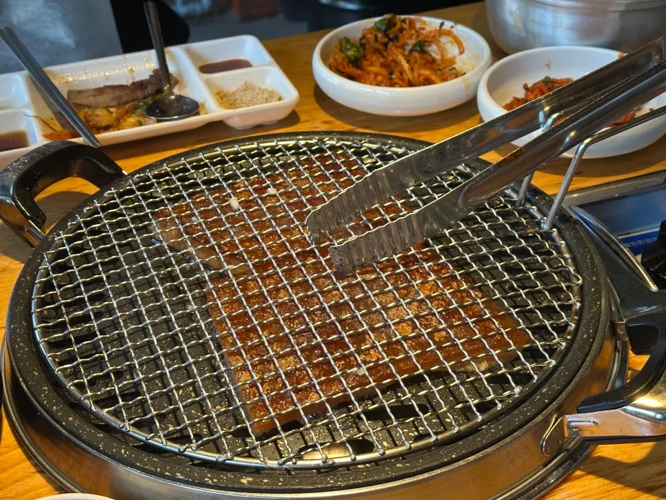Pilsal-kkeopdegi asándose bajo una rejilla en la parrilla