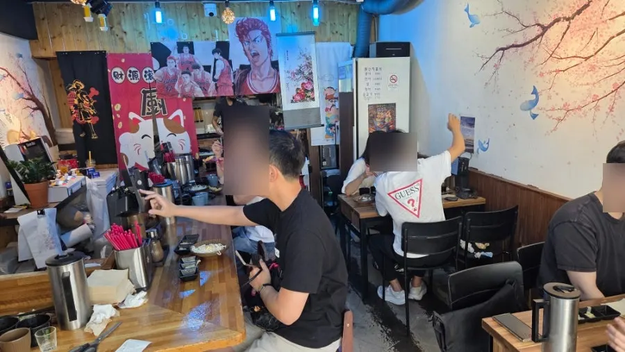 Bar seating and regular tables at Yu Iksang Sushi