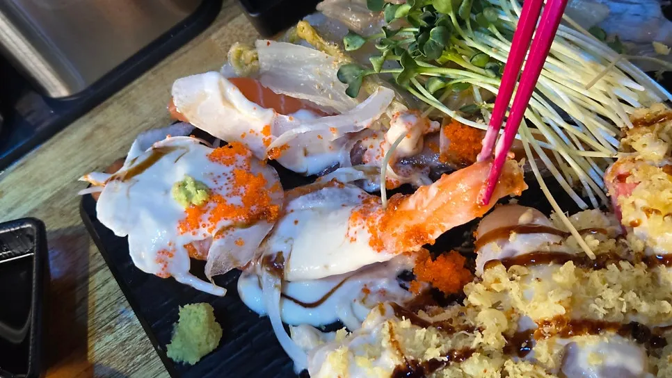 Sushi topped with thick-cut fish