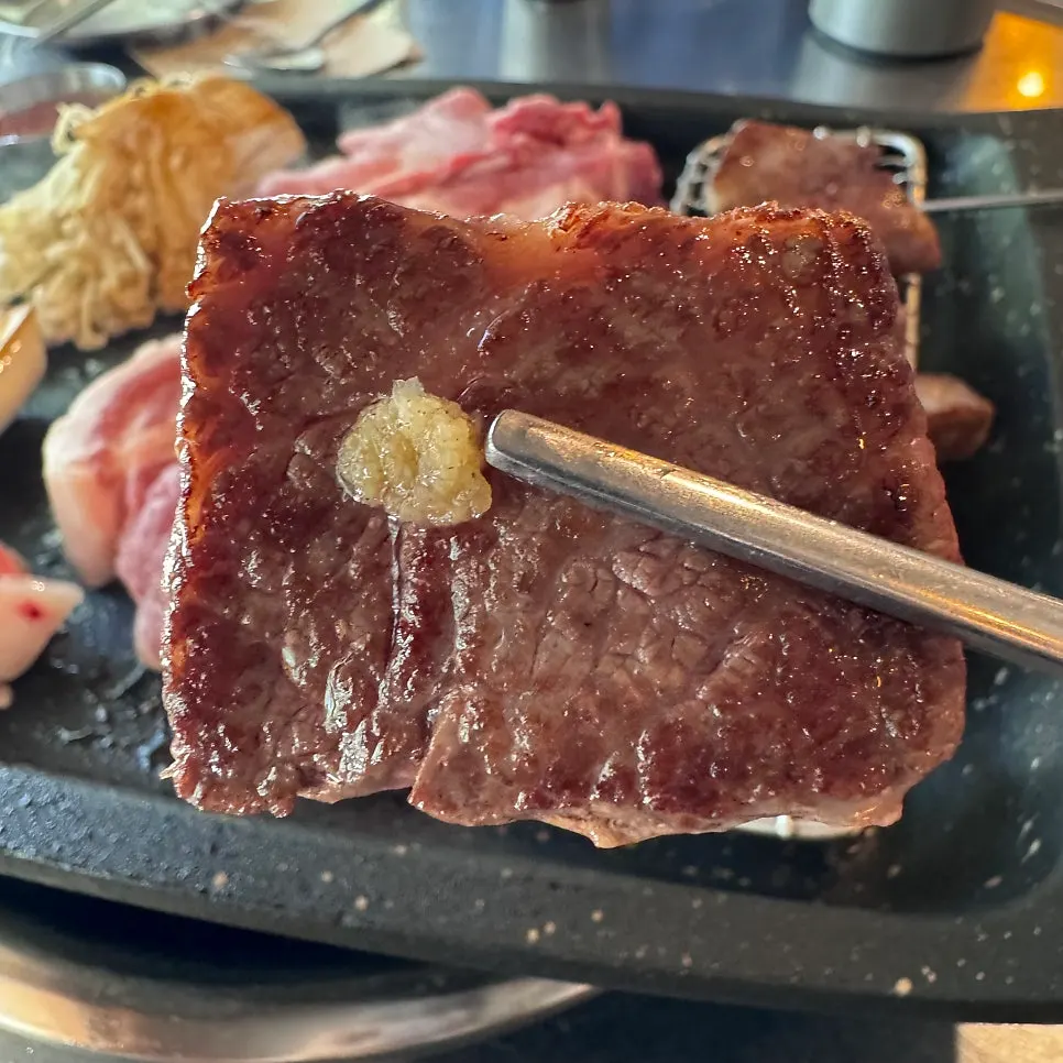 잘 구워진 살치살 한입