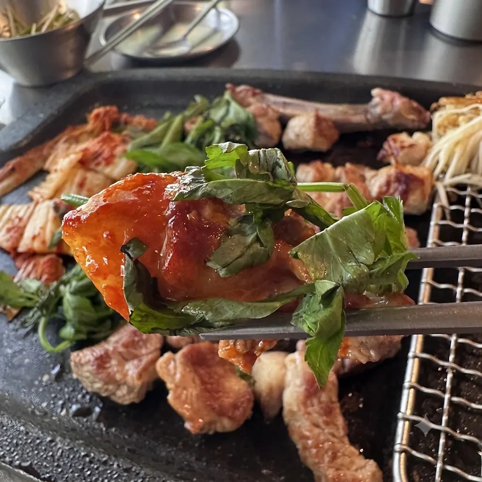 미나리와 김치를 올린 불판