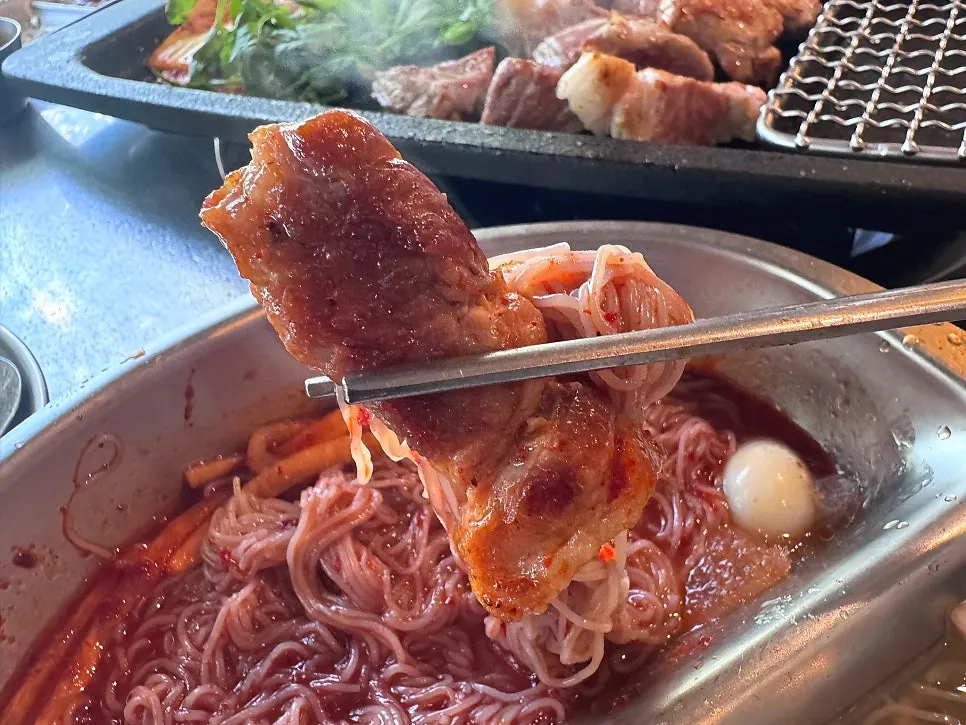 물냉면과 비빔냉면 반반 냉면