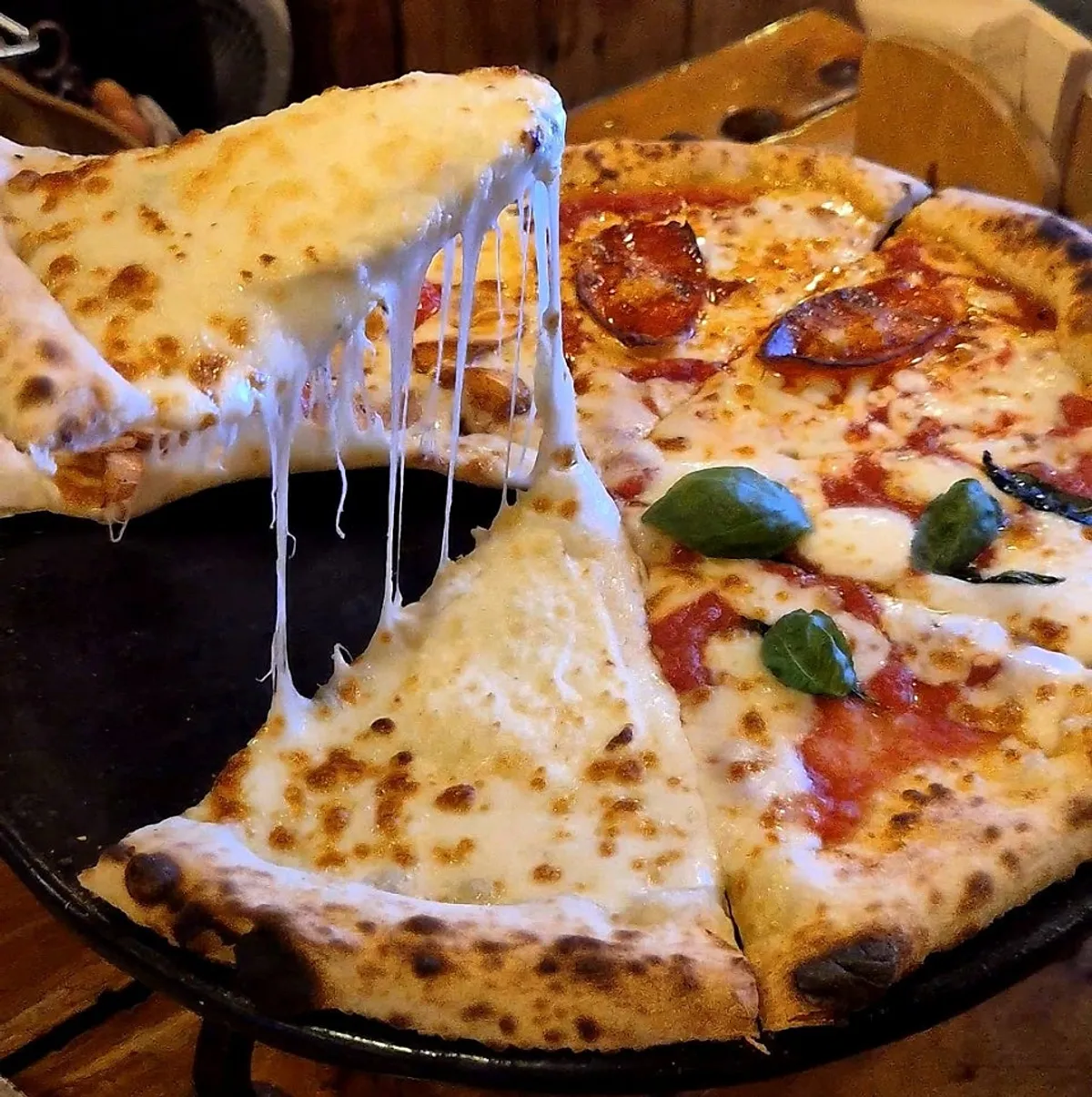 네 가지 맛 콰트로 스타지오네 화덕피자