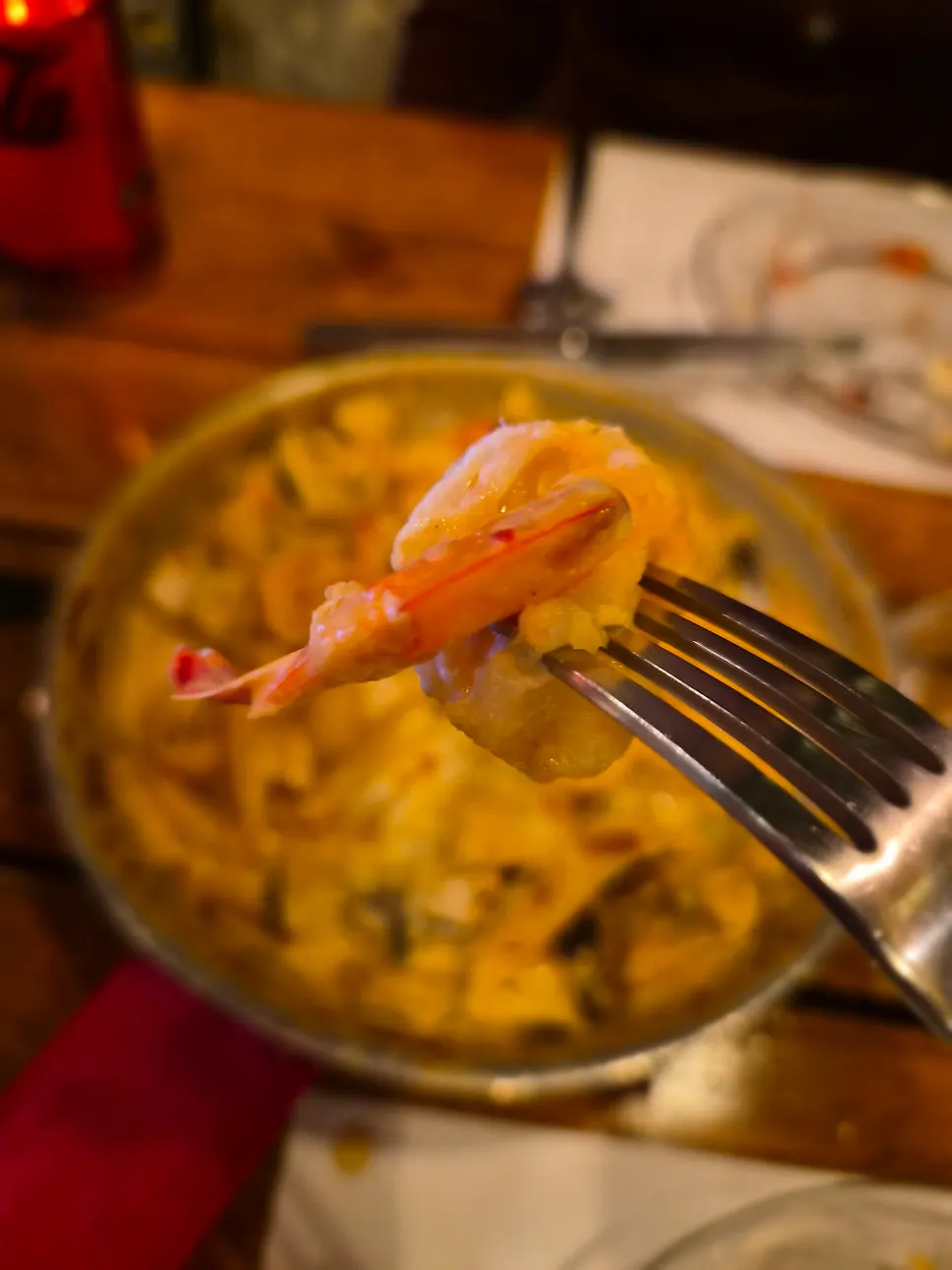 화덕에서 치즈를 녹인 감베리크레마 펜네