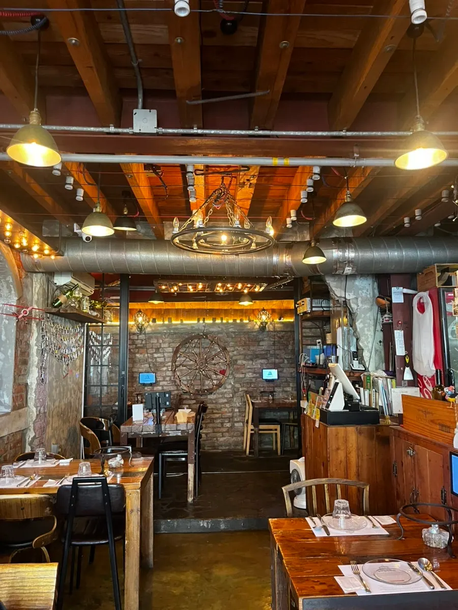 Area around the entrance of Hongdae Hwadeok Pizza