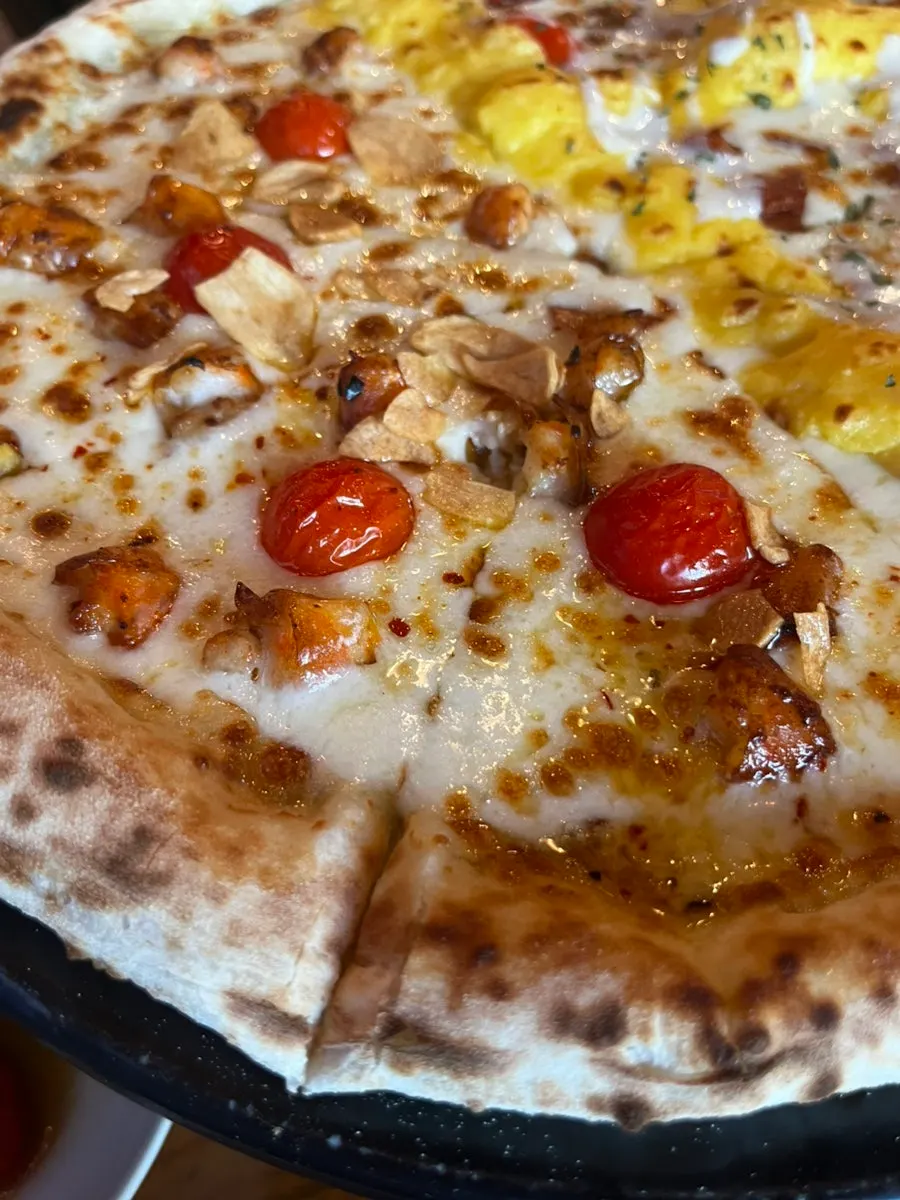 Croccante pizza topped with shrimp and garlic