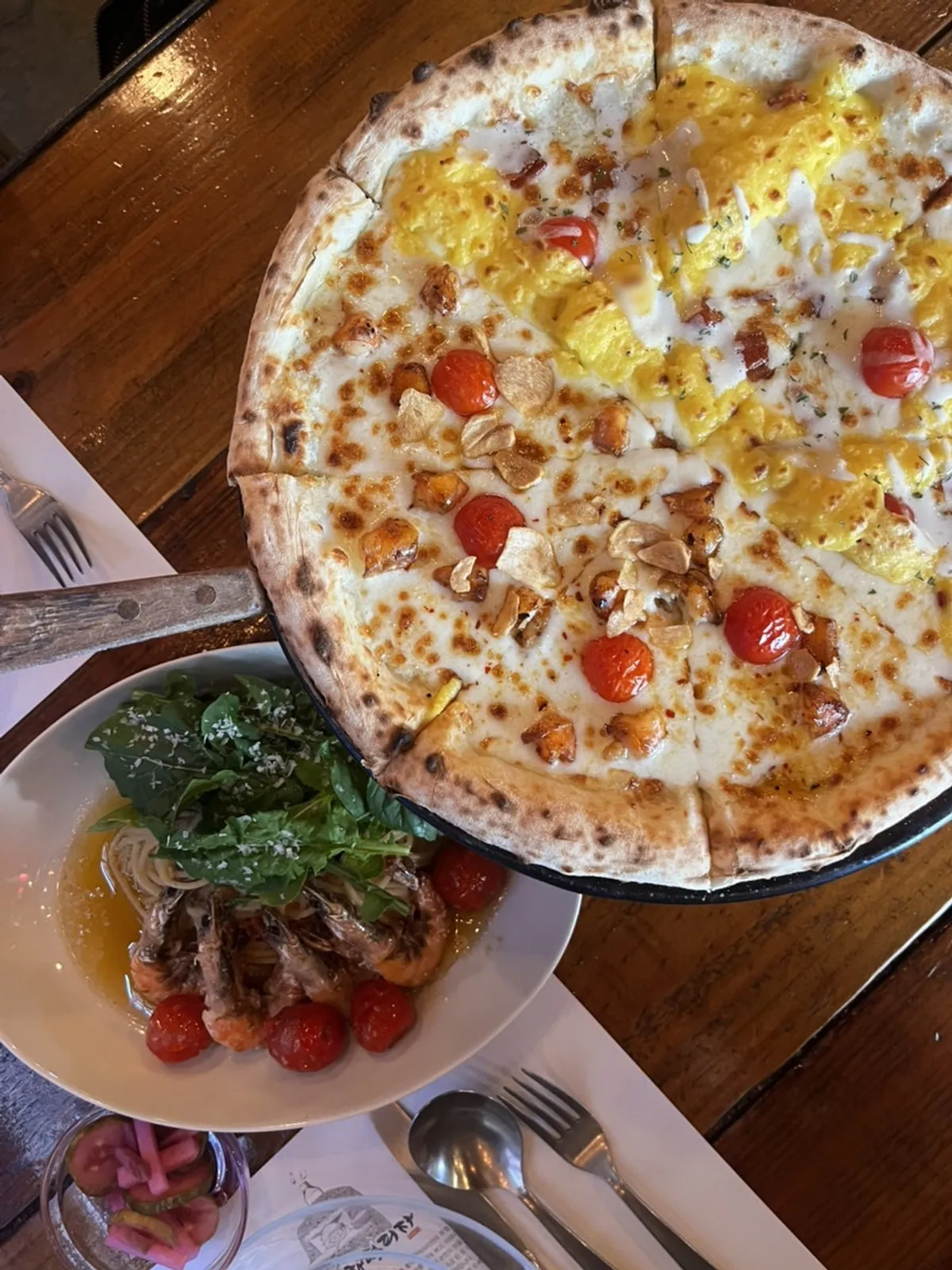 Cozy interior of Hongdae Hwadeok Pizza