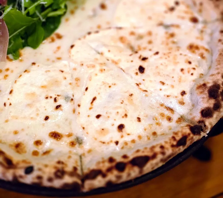 Half-and-half pizza with quattro formaggi and rucola prosciutto