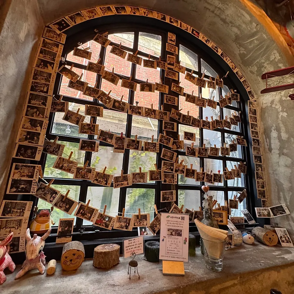 Interior seating with tables for 2 and 4