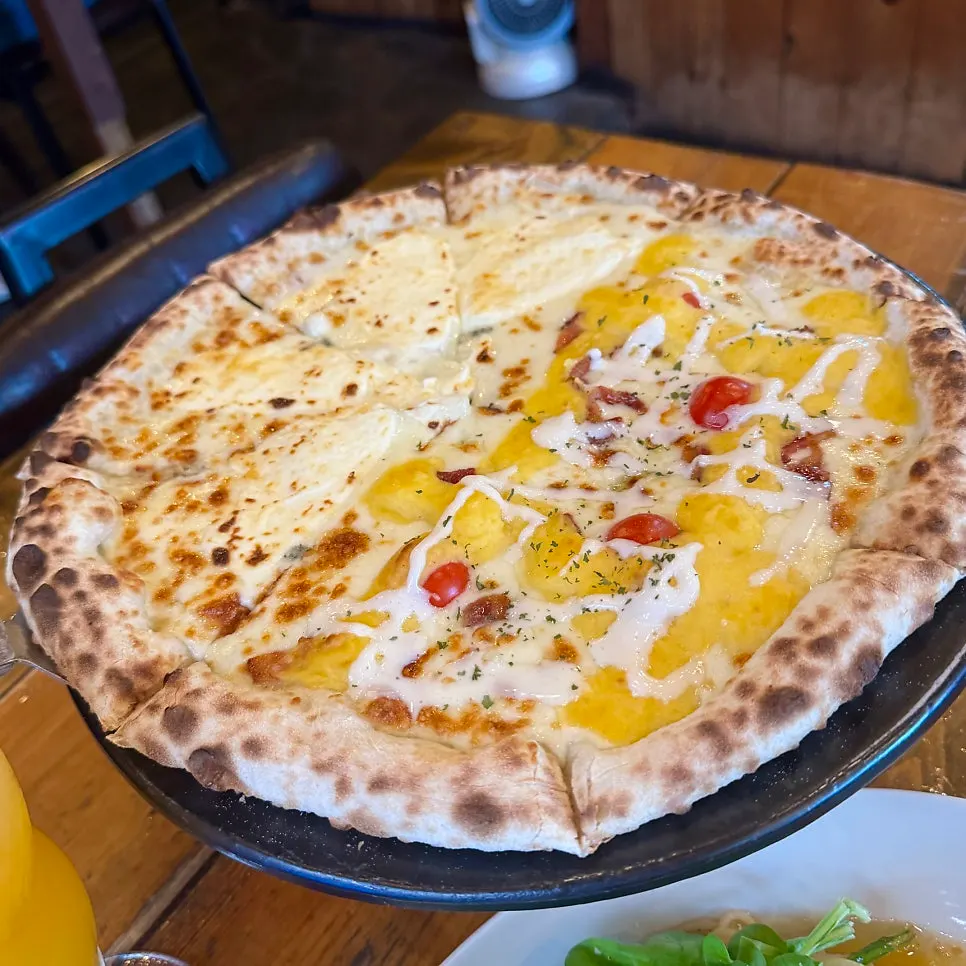 Half Quattro Formaggi, half Patata Dolce pizza