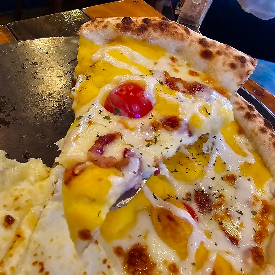 Cross-section of the pizza showing the chewy edge