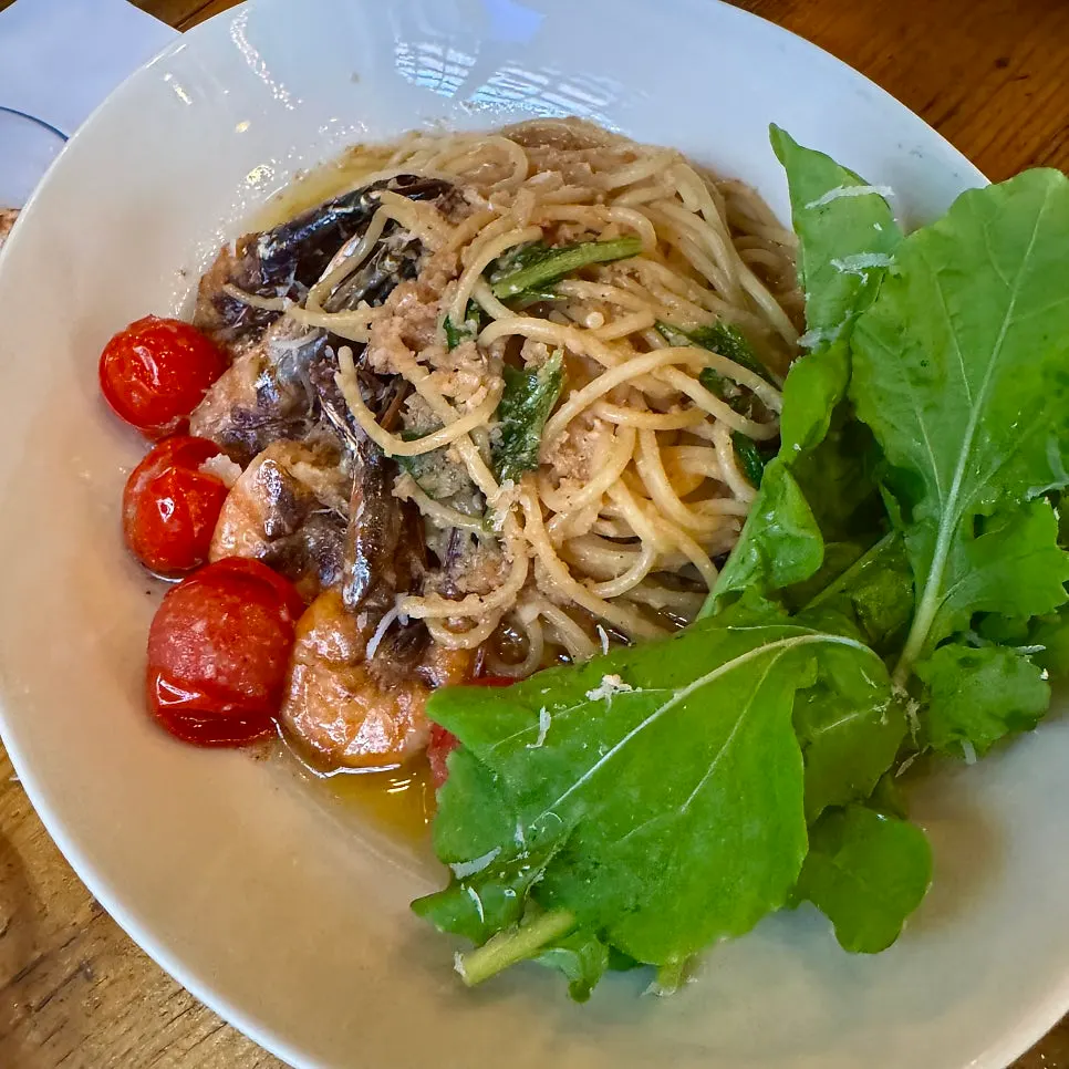 Gamberi e Rucola oil pasta topped with shrimp and rucola