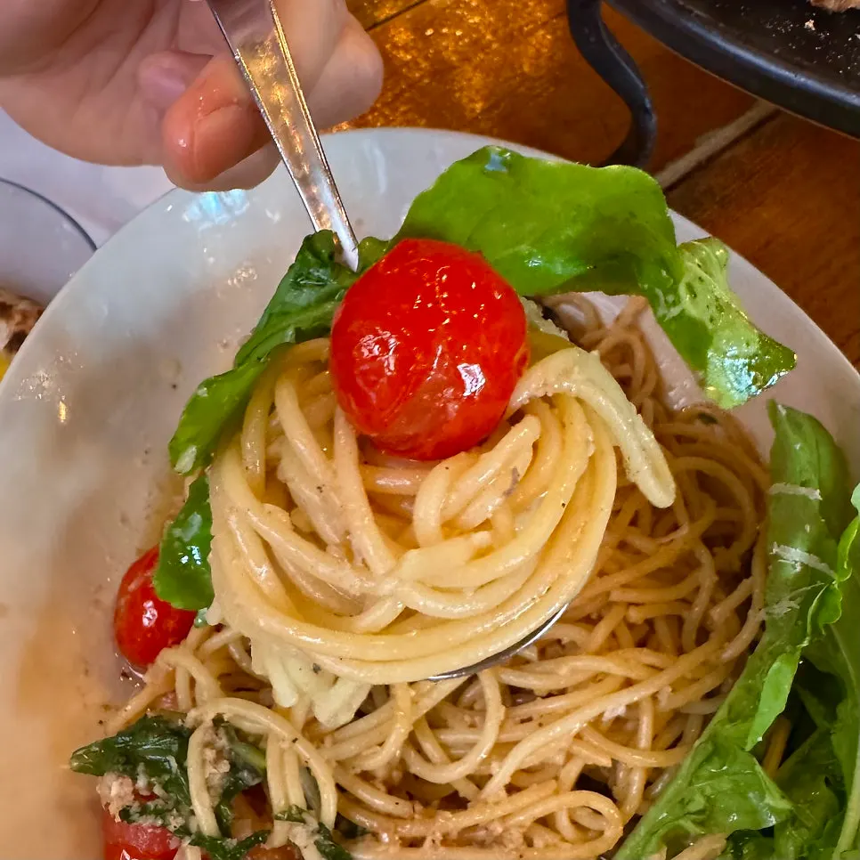 Rucola oil pasta twirled around a fork