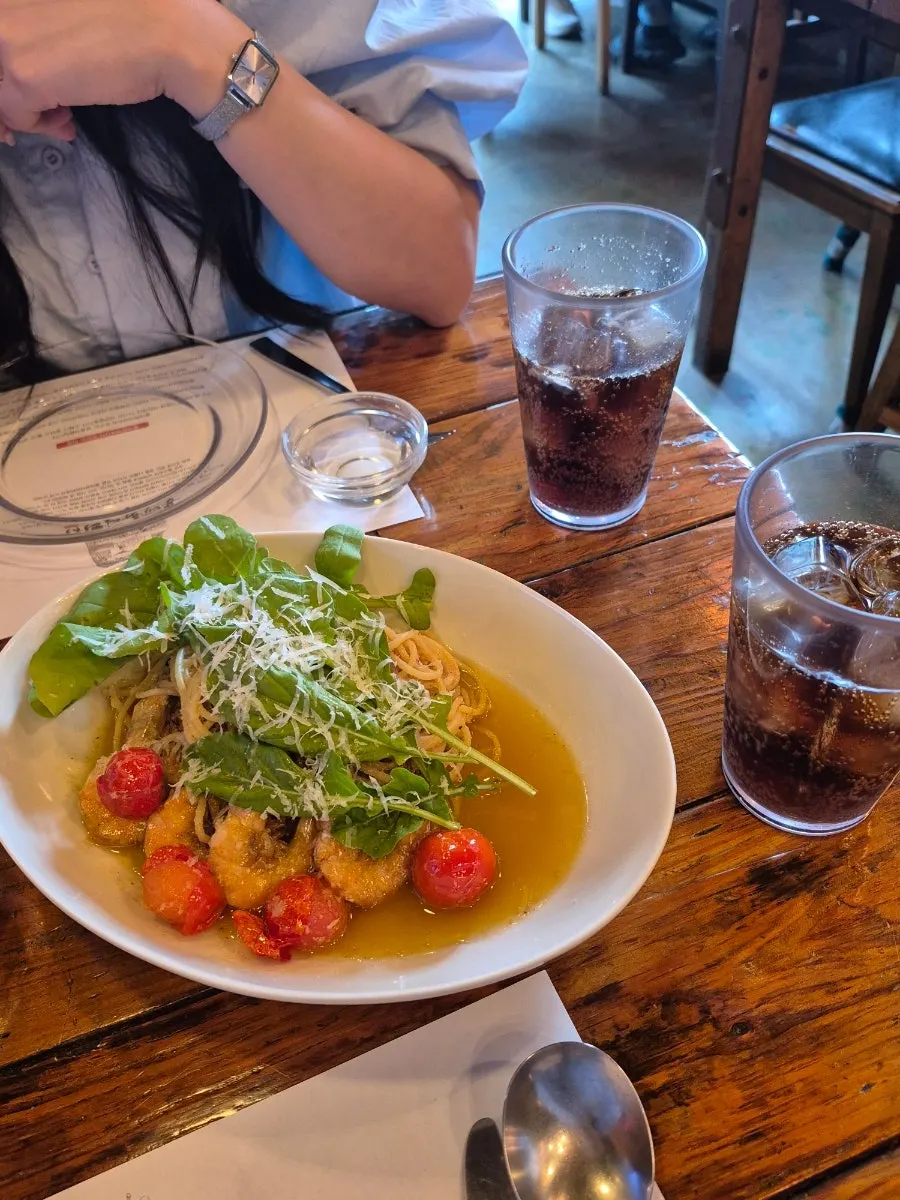 Oil pasta topped with arugula and cherry tomatoes
