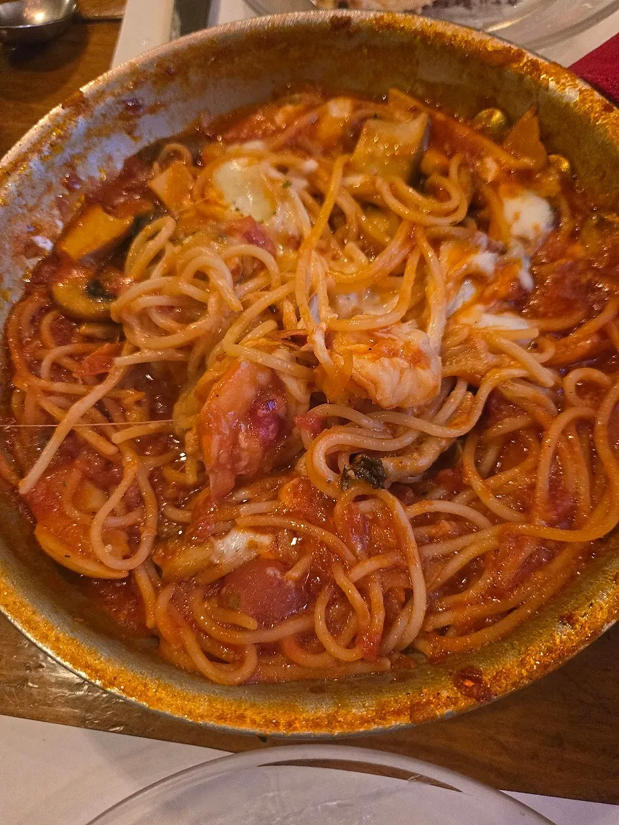 Tomato spaghetti with shrimp and mushrooms