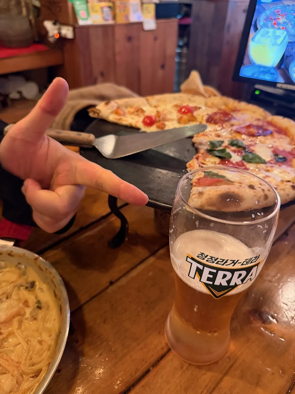피자와 함께 마신 테라 생맥주 500cc