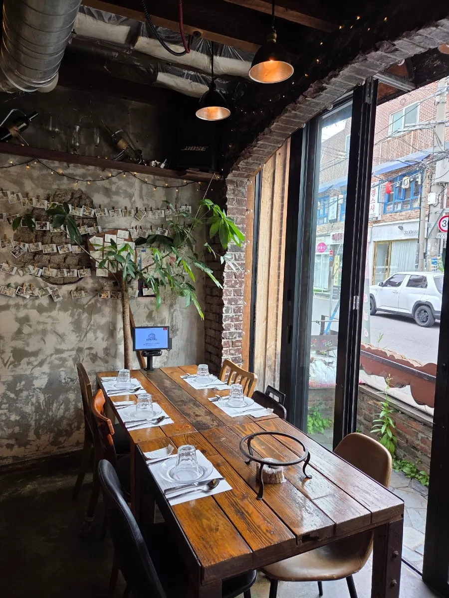 Interior of Hongdae Hwadeok Pizza with a European home-like feel