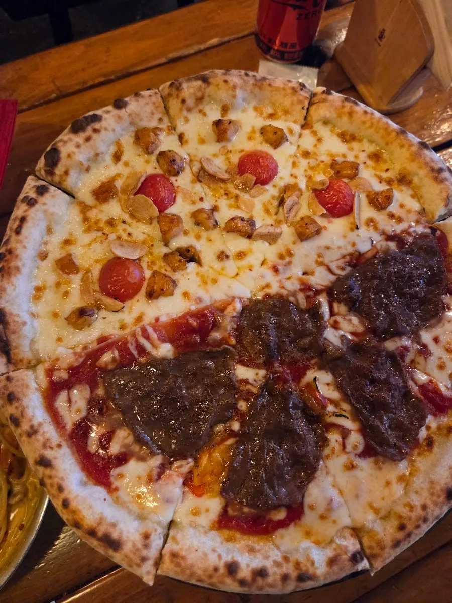 Crocante pizza topped with garlic chips and shrimp