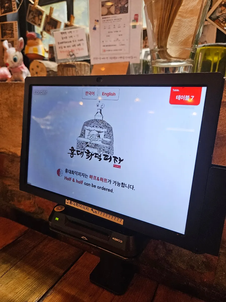 테이블에 놓인 태블릿 주문 화면