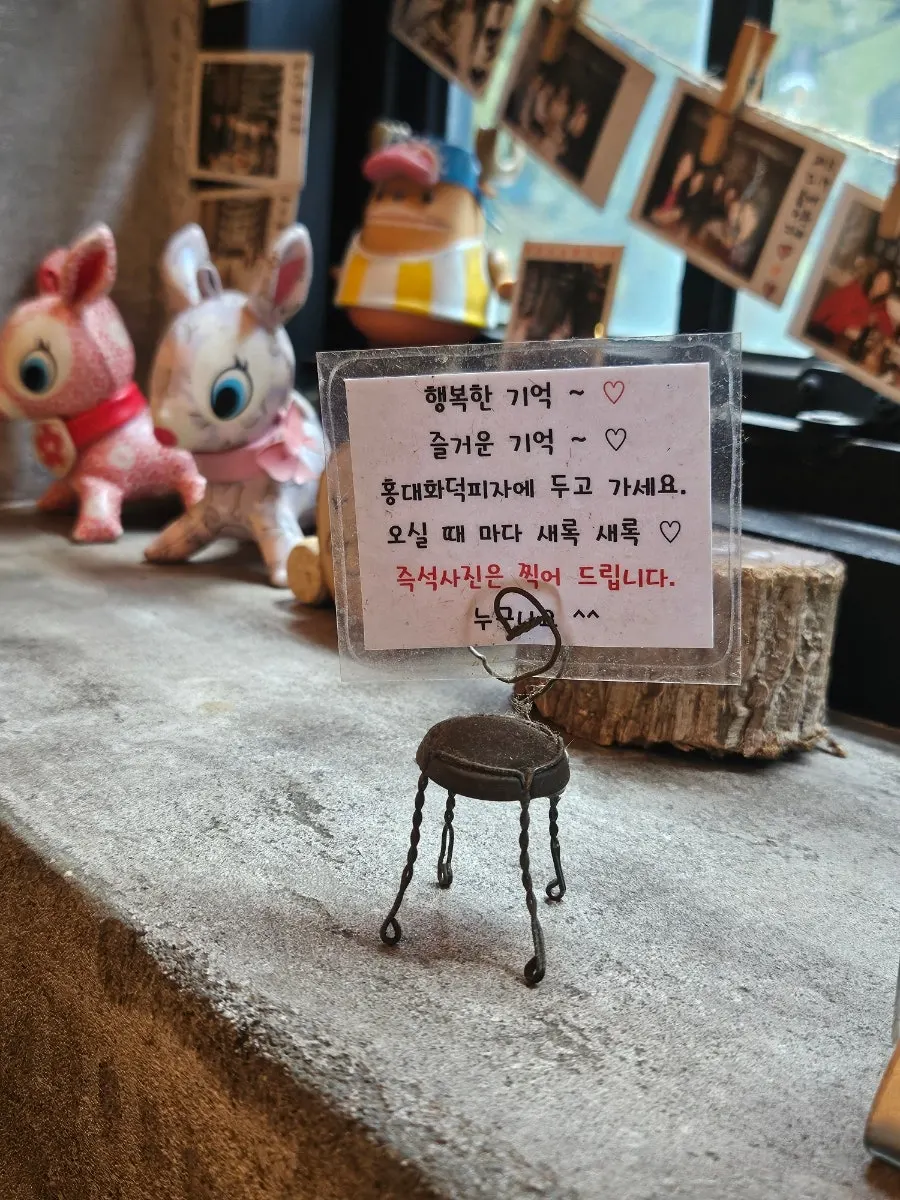 손님들의 즉석사진이 붙은 홍대화덕피자 벽