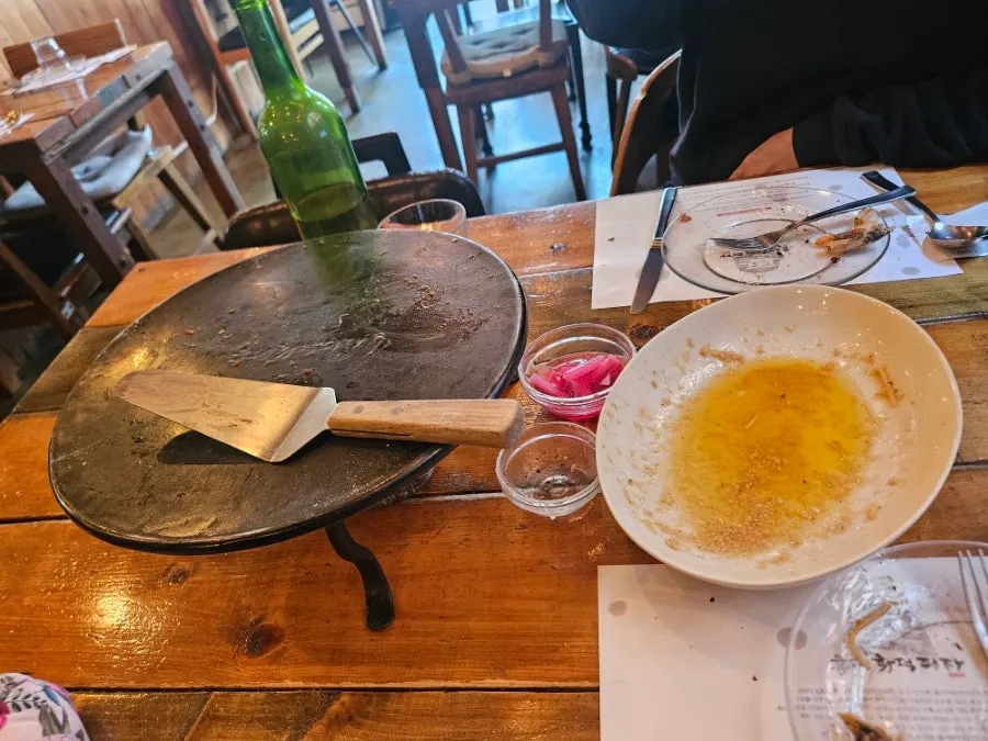 싹 비운 피자 접시