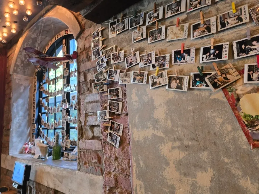Cozy, charming interior of Hongdae Hwadeok Pizza
