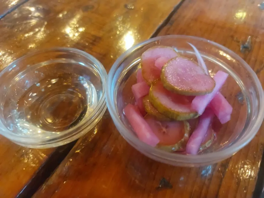 酸味のあるピクルスが入った容器