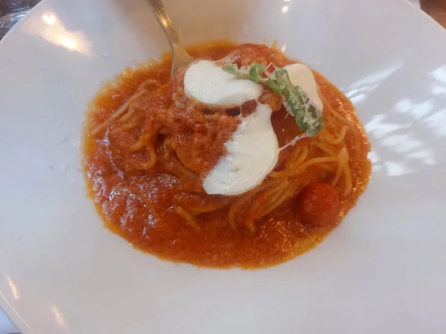 大きなトマトが噛めるパスタのクローズアップ
