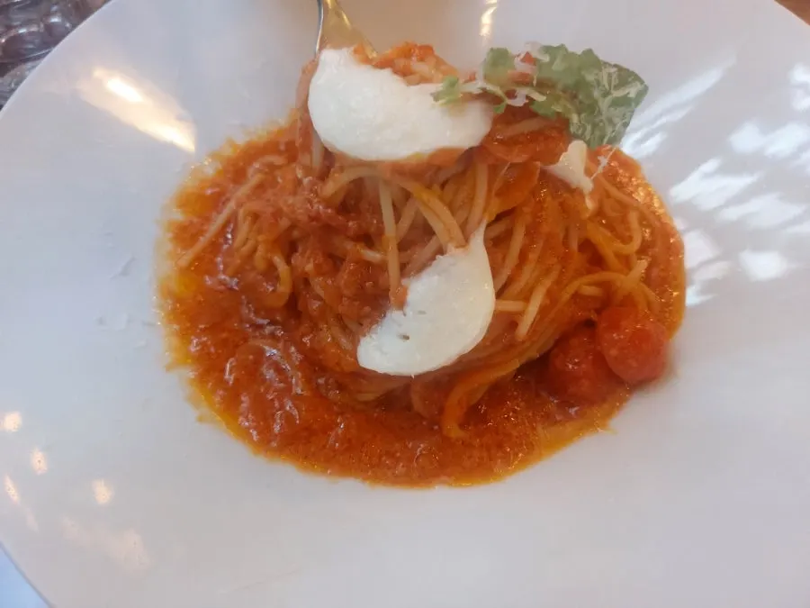 チーズが乗ったポモドーロパスタ