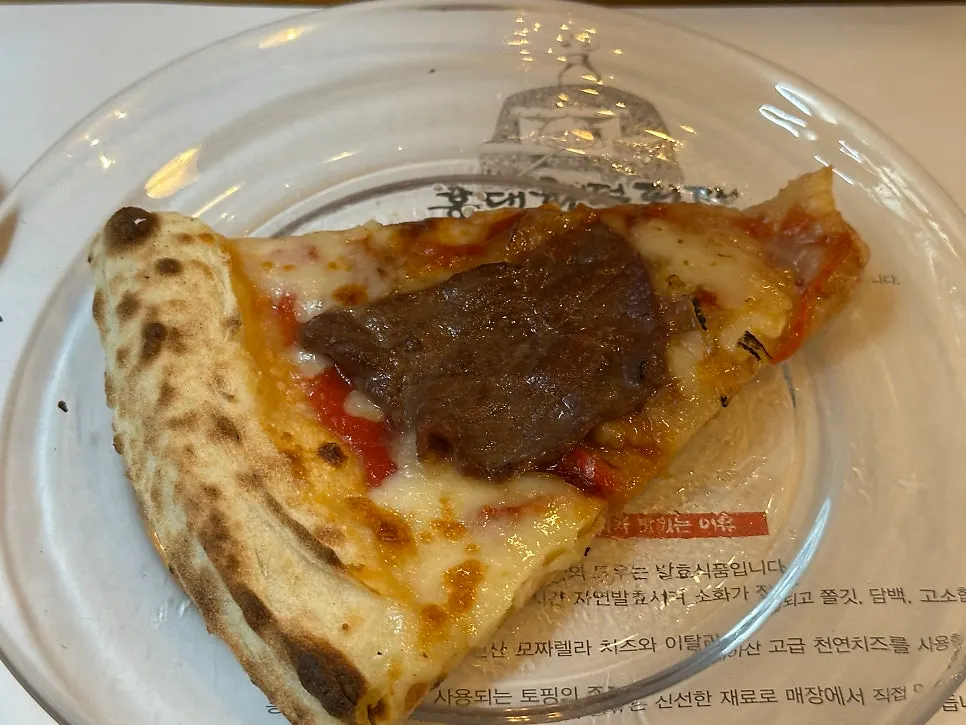 Manjo pizza topped with beef