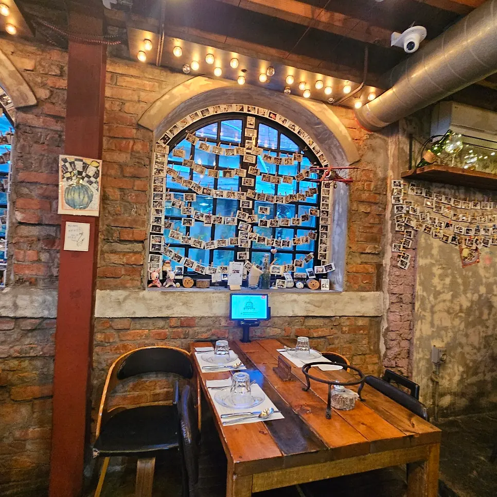 홍대화덕피자 테이블과 좌석 전경