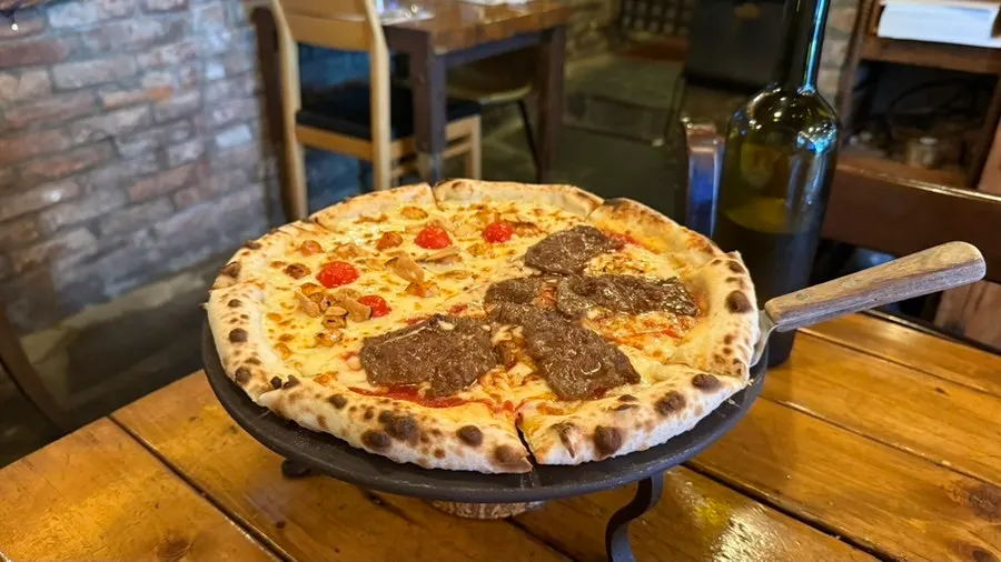 Half-and-half wood-fired pizza with Manjo and Croccante