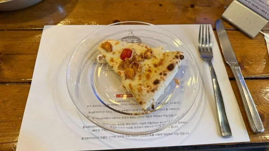 Croccante pizza topped with shrimp and garlic chips