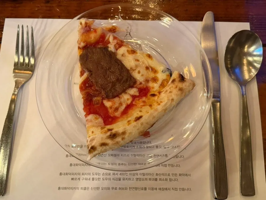 토마토 소스와 소고기 토핑의 만조 피자