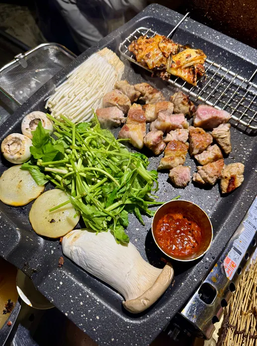 Sliced grilled pork neck and short rib flap
