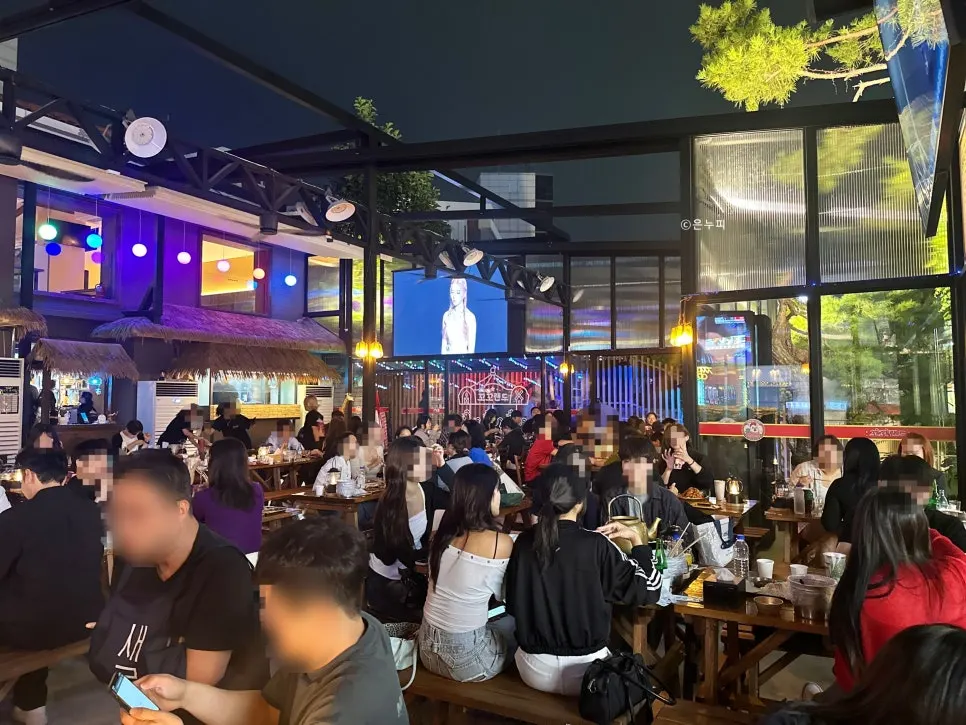 Kkoko Land's spacious hall, good for larger groups