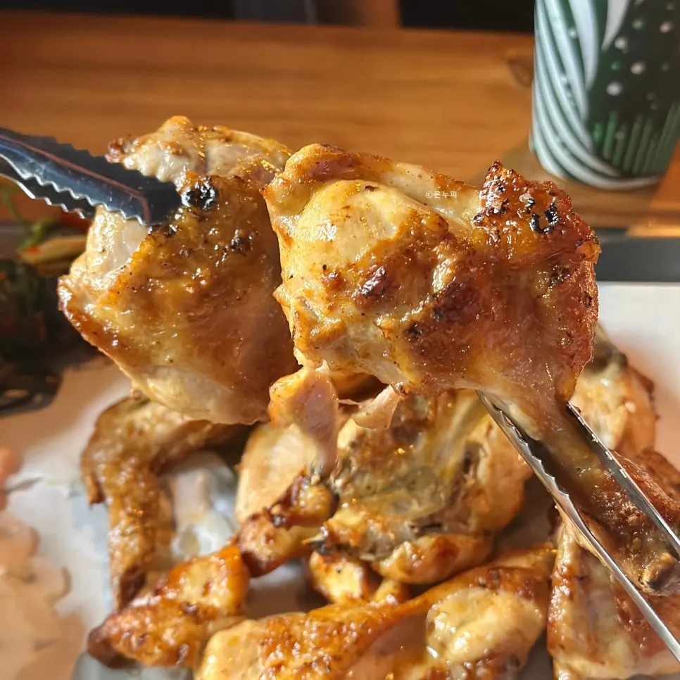 Smoky charcoal-grilled boneless chicken barbecue at Kkoko Land