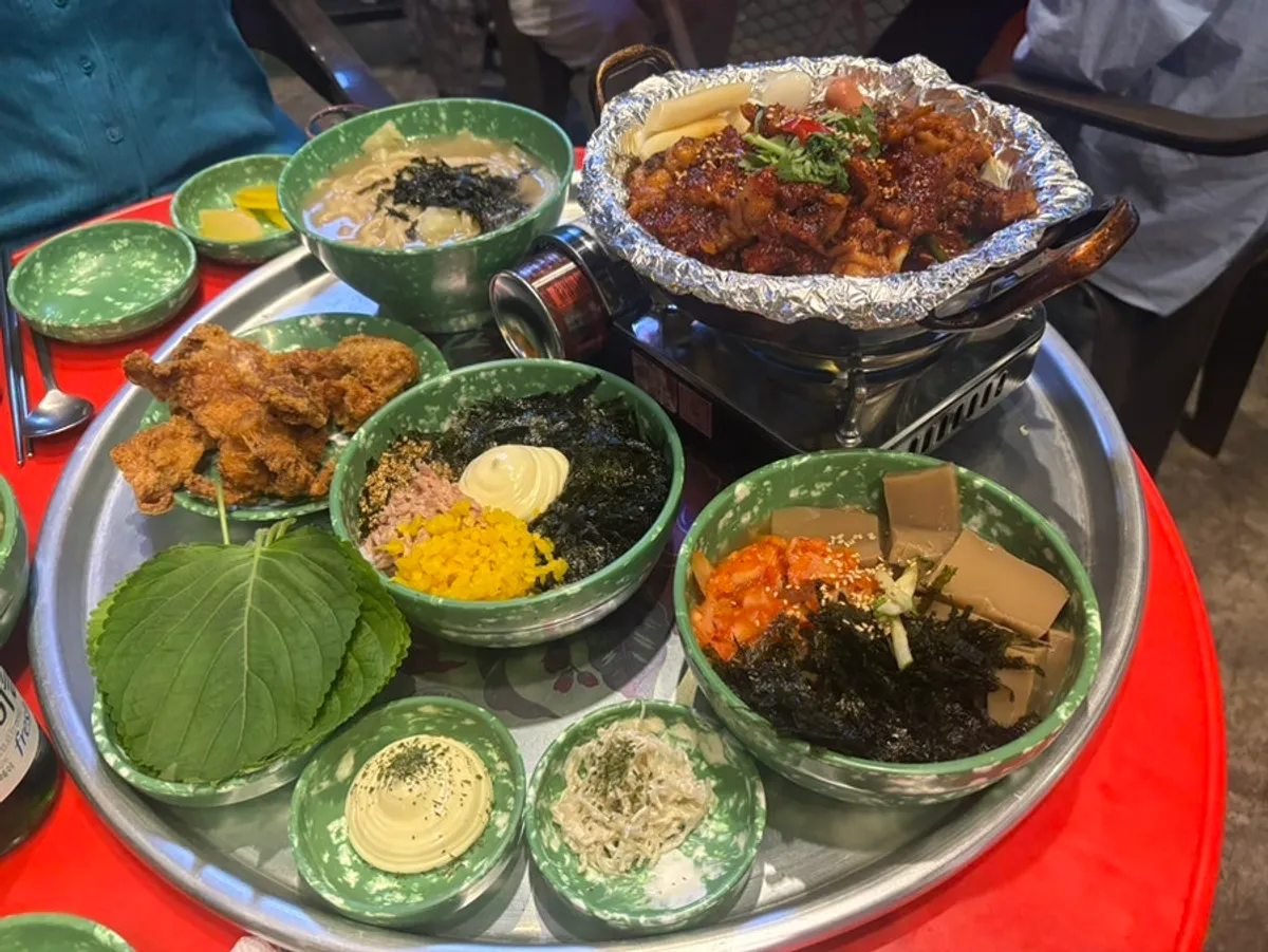 청년닭발1987 홍대점 야장 테이블에 차려진 닭발과 소주